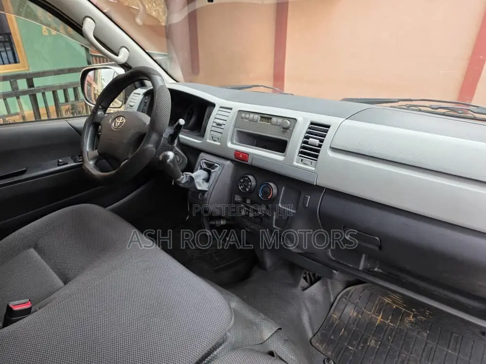 Toyota HiAce 2013 White