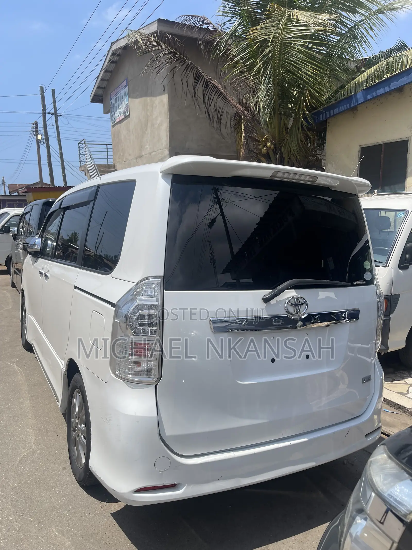 Toyota Voxy V 2WD 8-Seater 2013 White