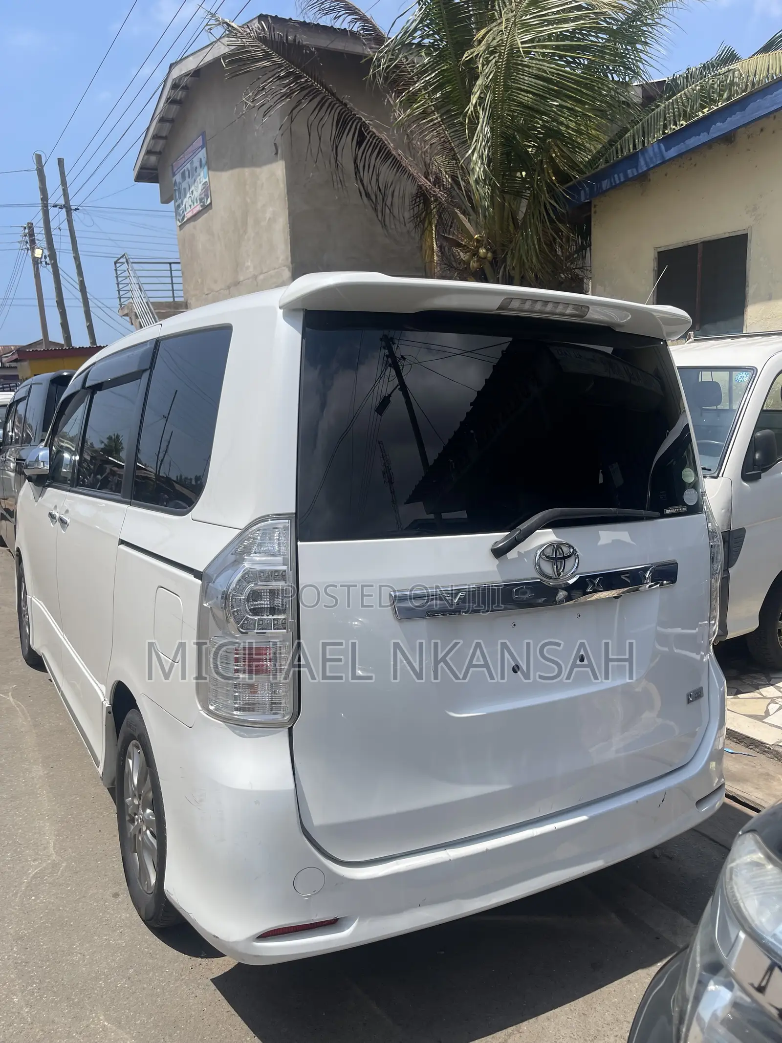 Toyota Voxy V 2WD 8-Seater 2013 White