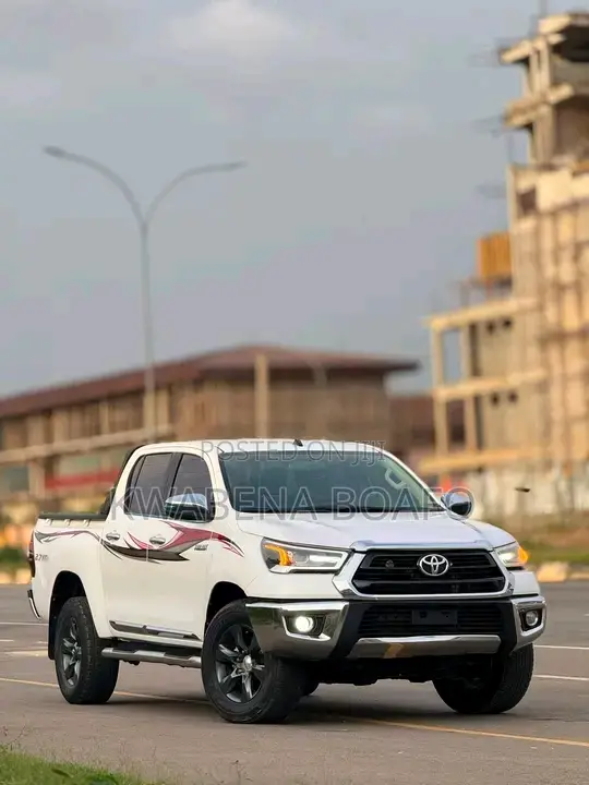 Toyota Hilux 2022 White