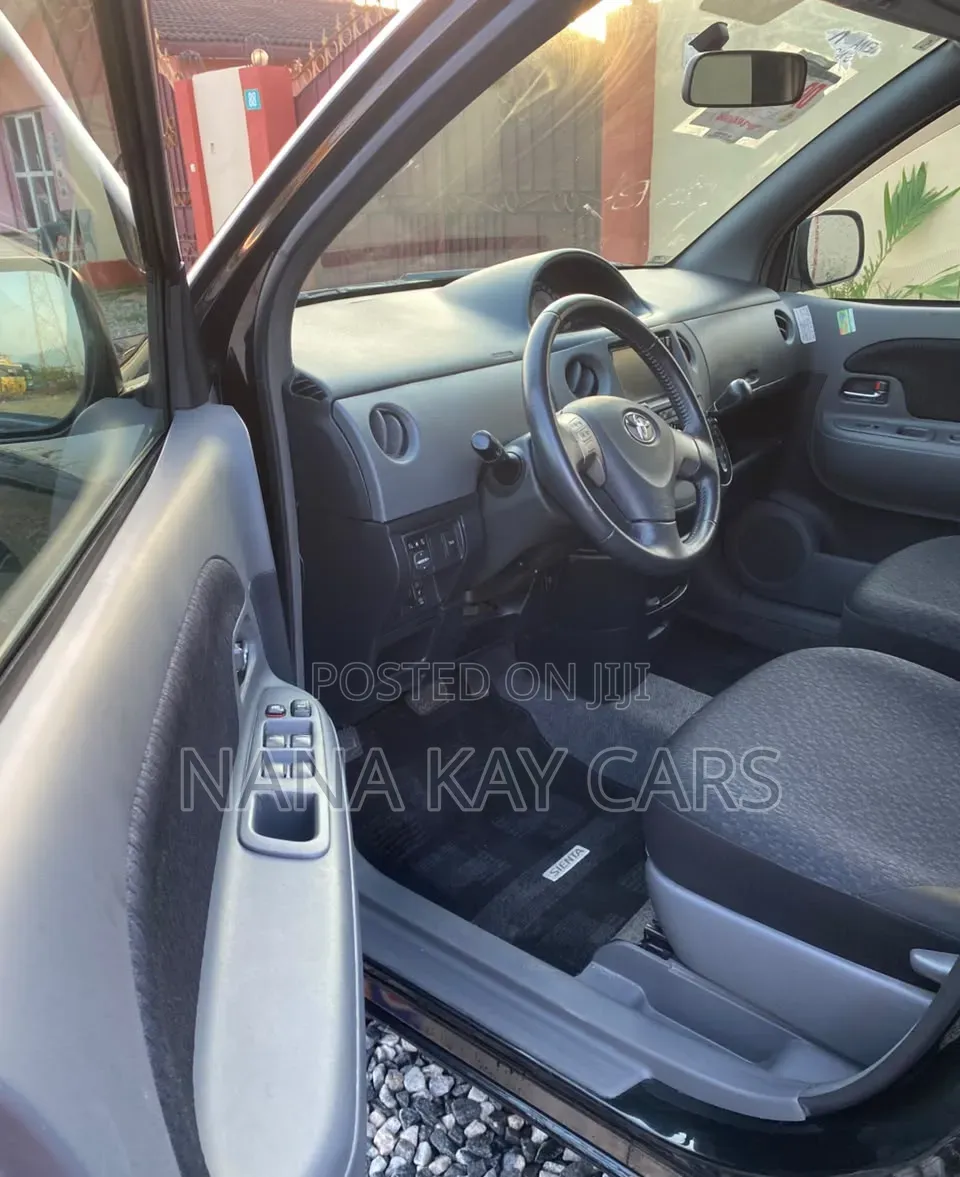 Toyota Sienta 1.5 AWD 2015 Black