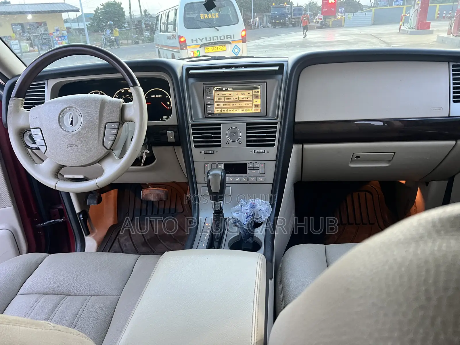 Lincoln Navigator L 2010 Red