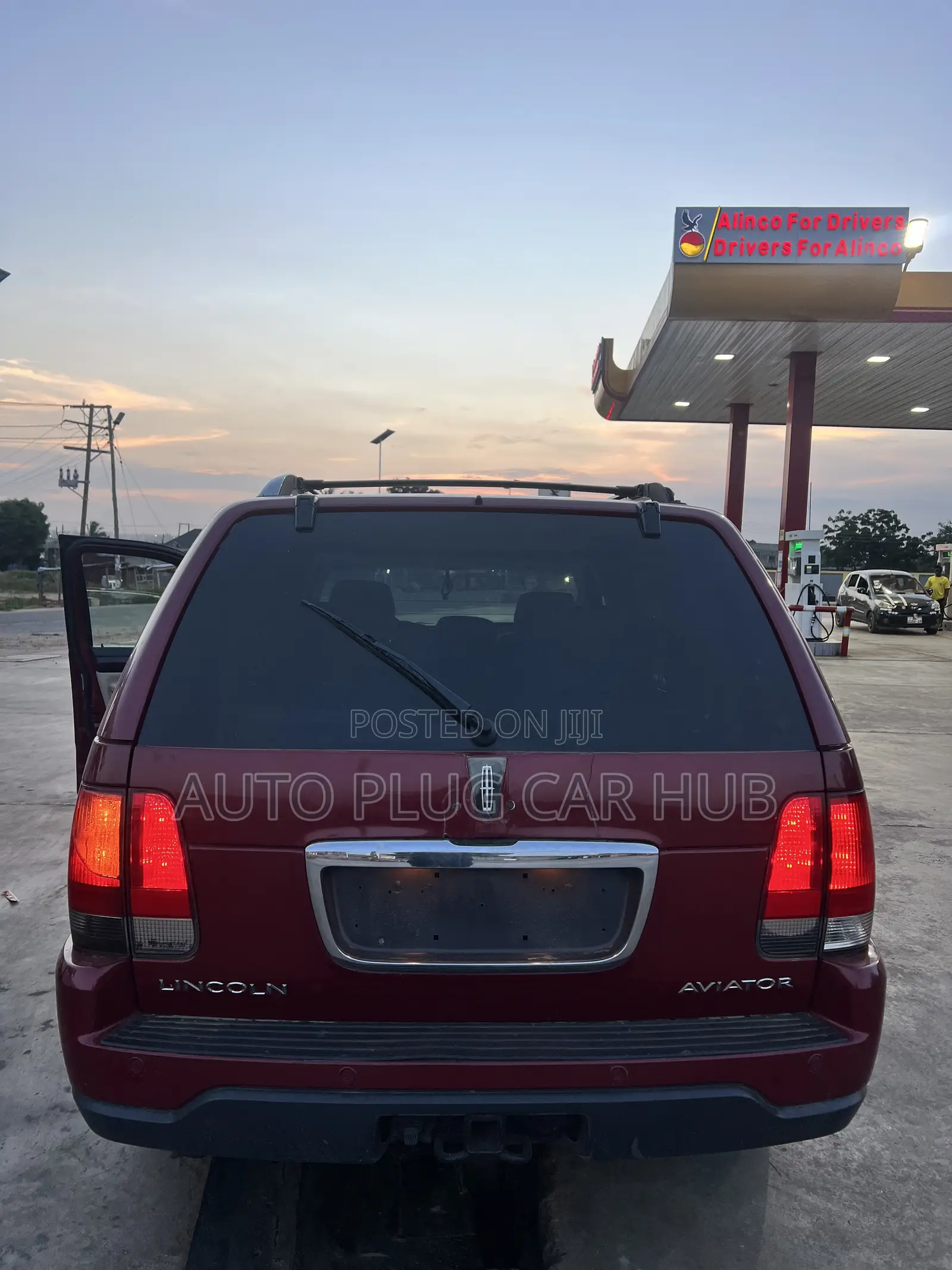 Lincoln Navigator L 2010 Red