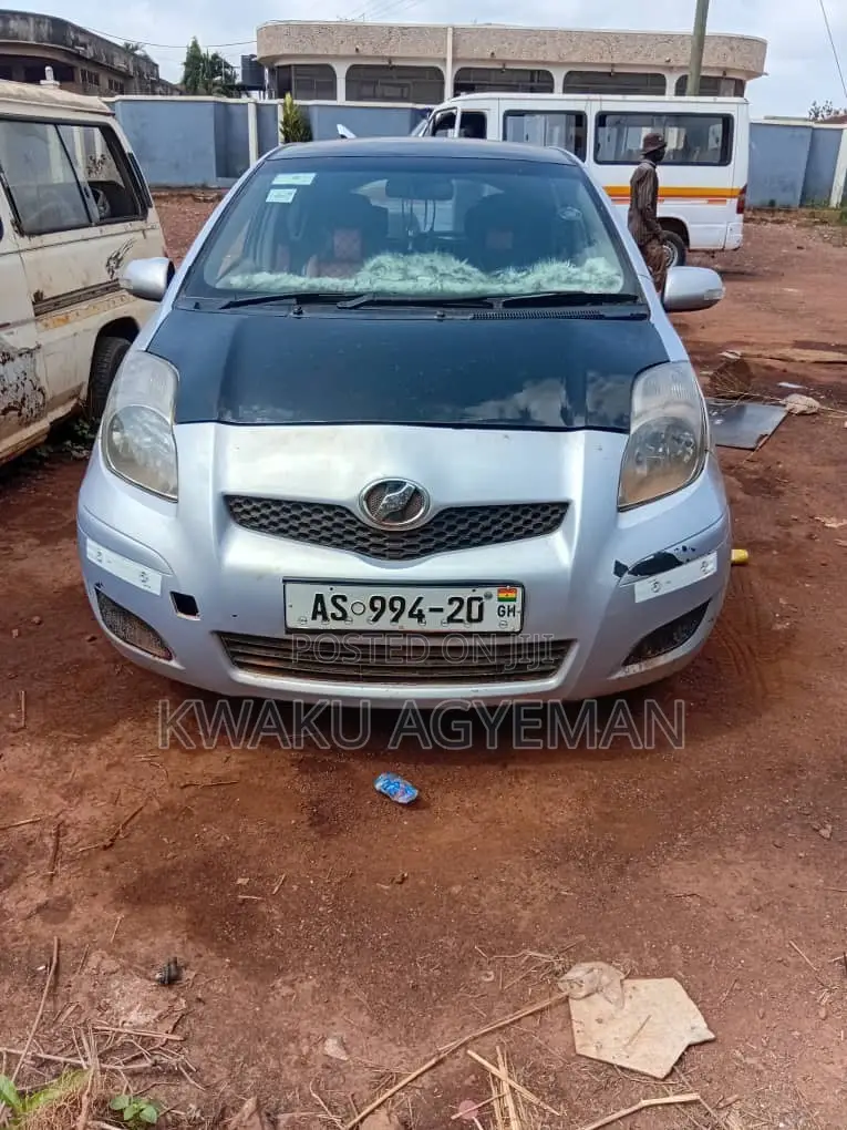Toyota Vitz 2010 Silver