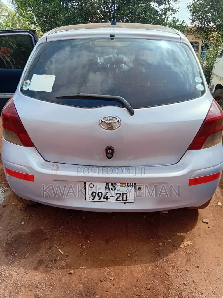 Toyota Vitz 2010 Silver