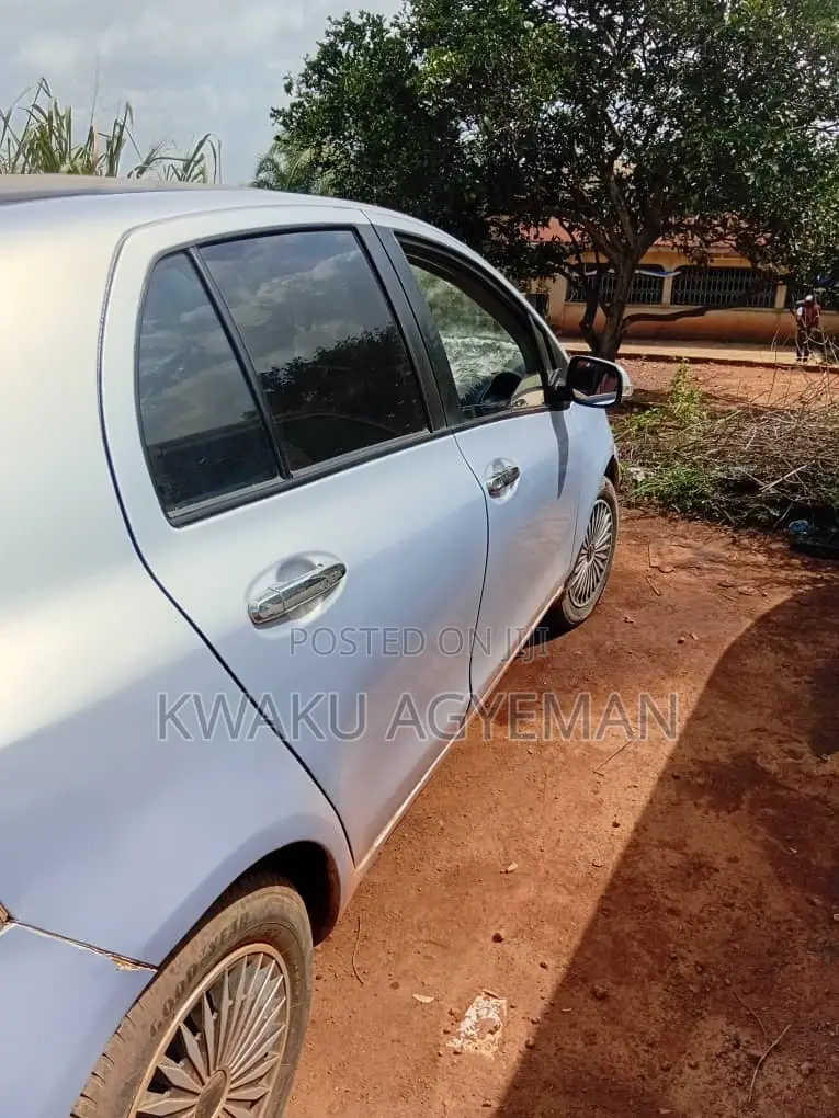 Toyota Vitz 2010 Silver
