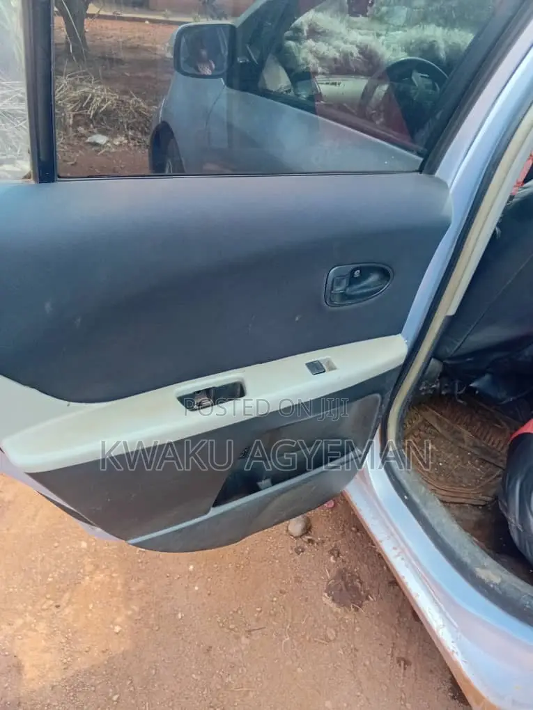 Toyota Vitz 2010 Silver