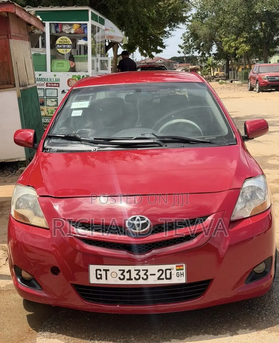 Toyota Yaris Base Sedan 4dr 2010 Silver