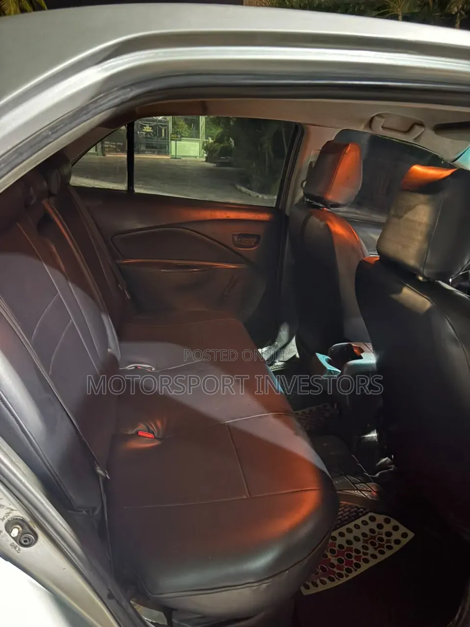 Toyota Yaris Base Sedan 4dr 2010 Silver