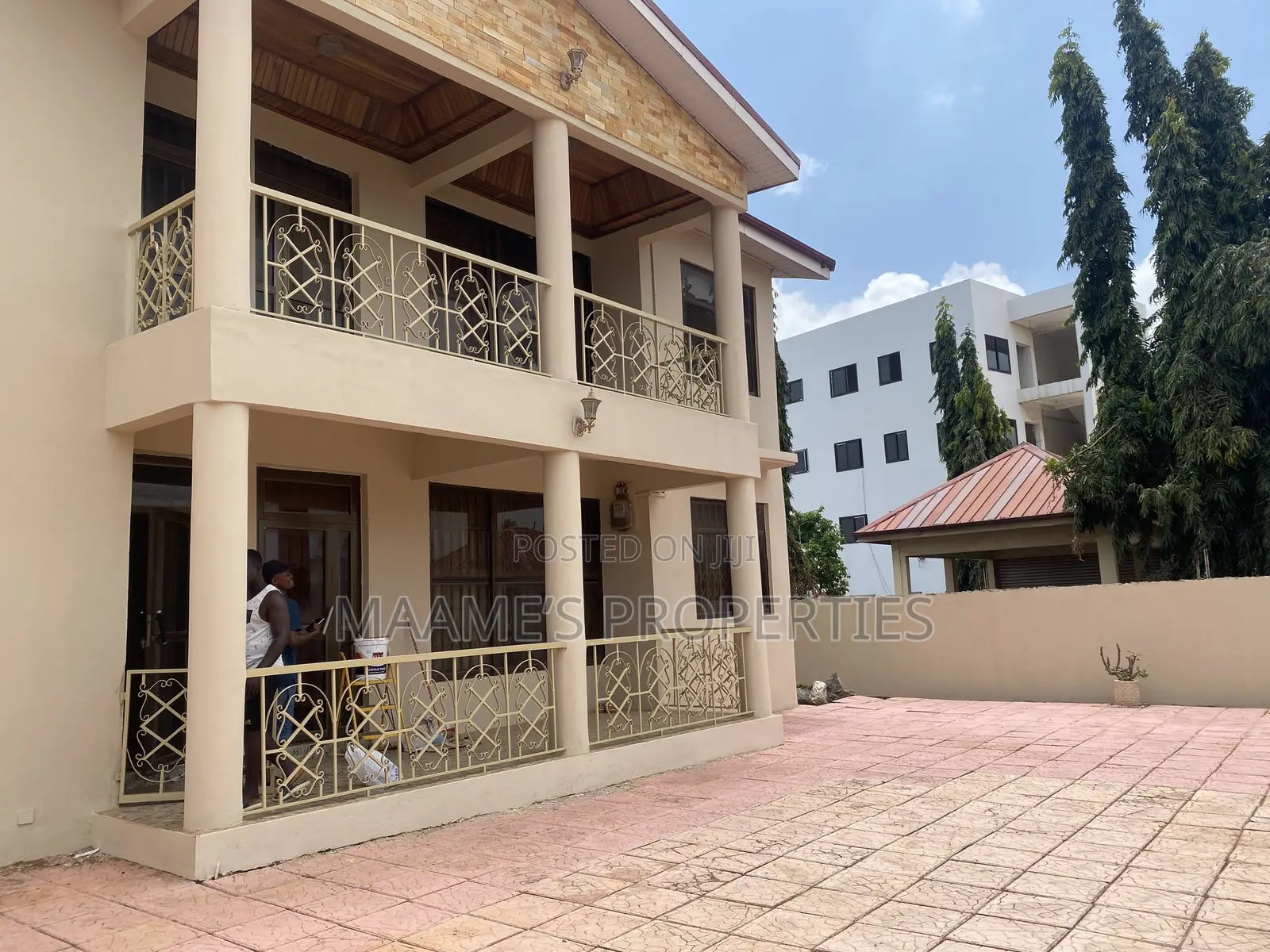 8bdrm Duplex in Oyarifa for sale