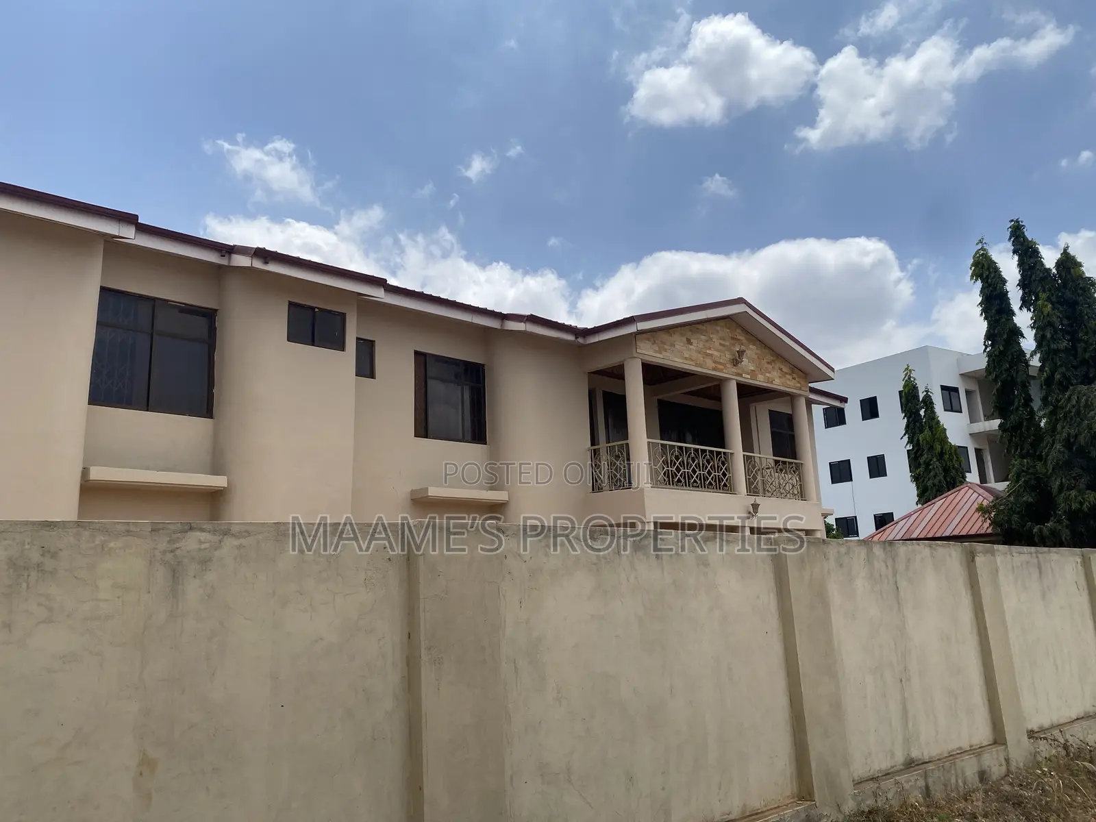8bdrm Duplex in Oyarifa for sale