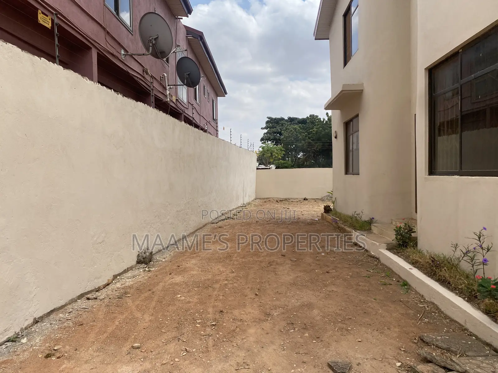 8bdrm Duplex in Oyarifa for sale