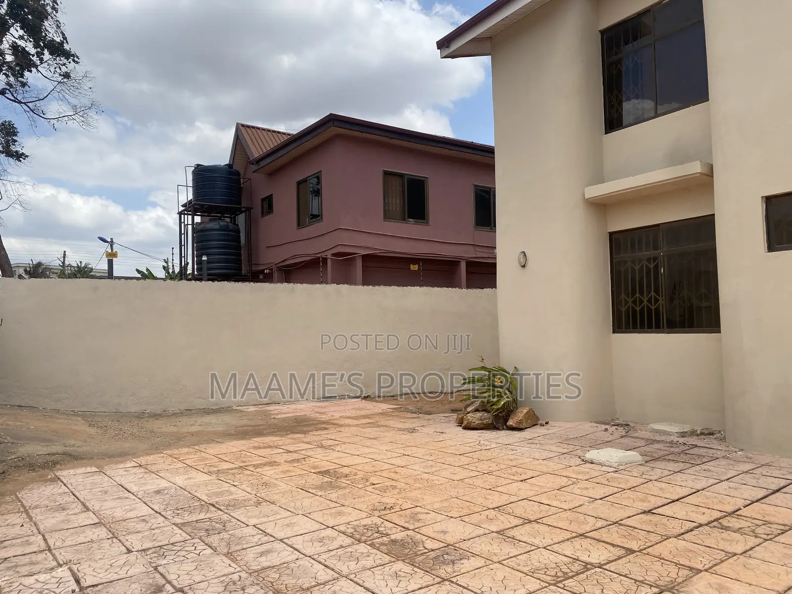 8bdrm Duplex in Oyarifa for sale