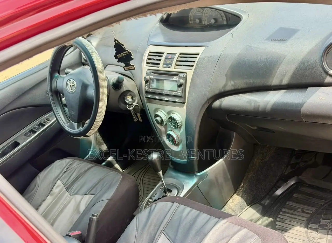 Toyota Yaris Base Sedan 4dr 2010 Red