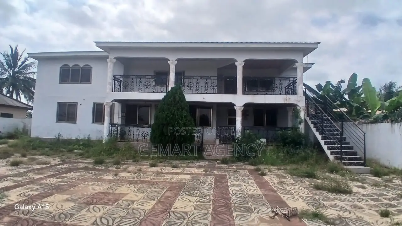 7bdrm House in Oyarifa Ghana Flag for sale