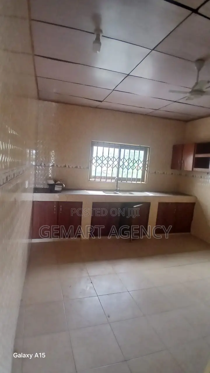 7bdrm House in Oyarifa Ghana Flag for sale