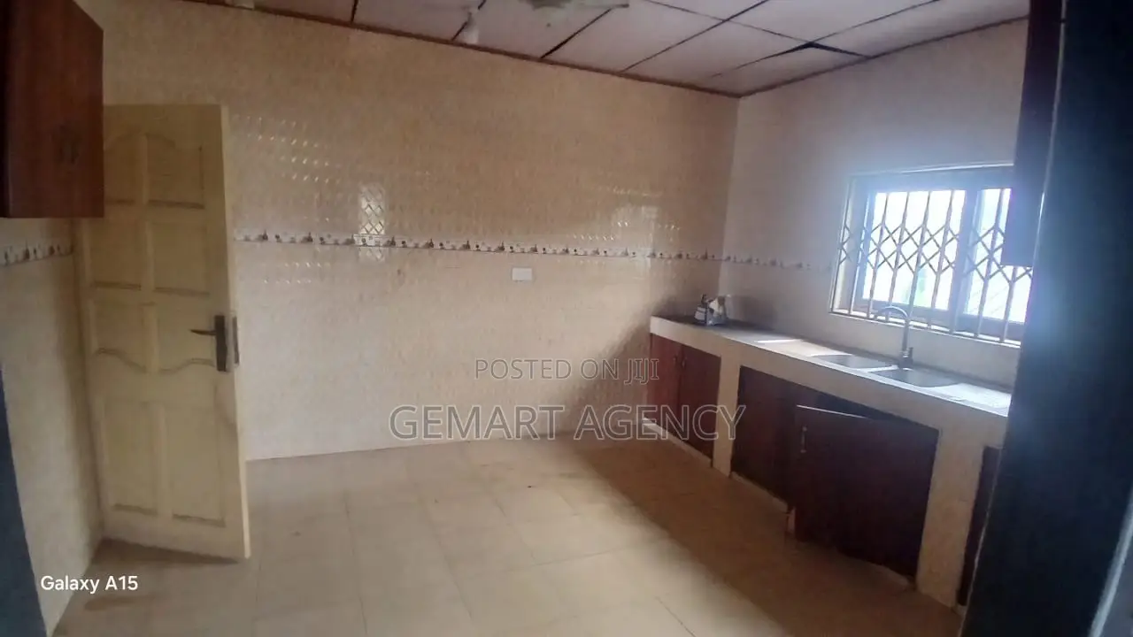 7bdrm House in Oyarifa Ghana Flag for sale