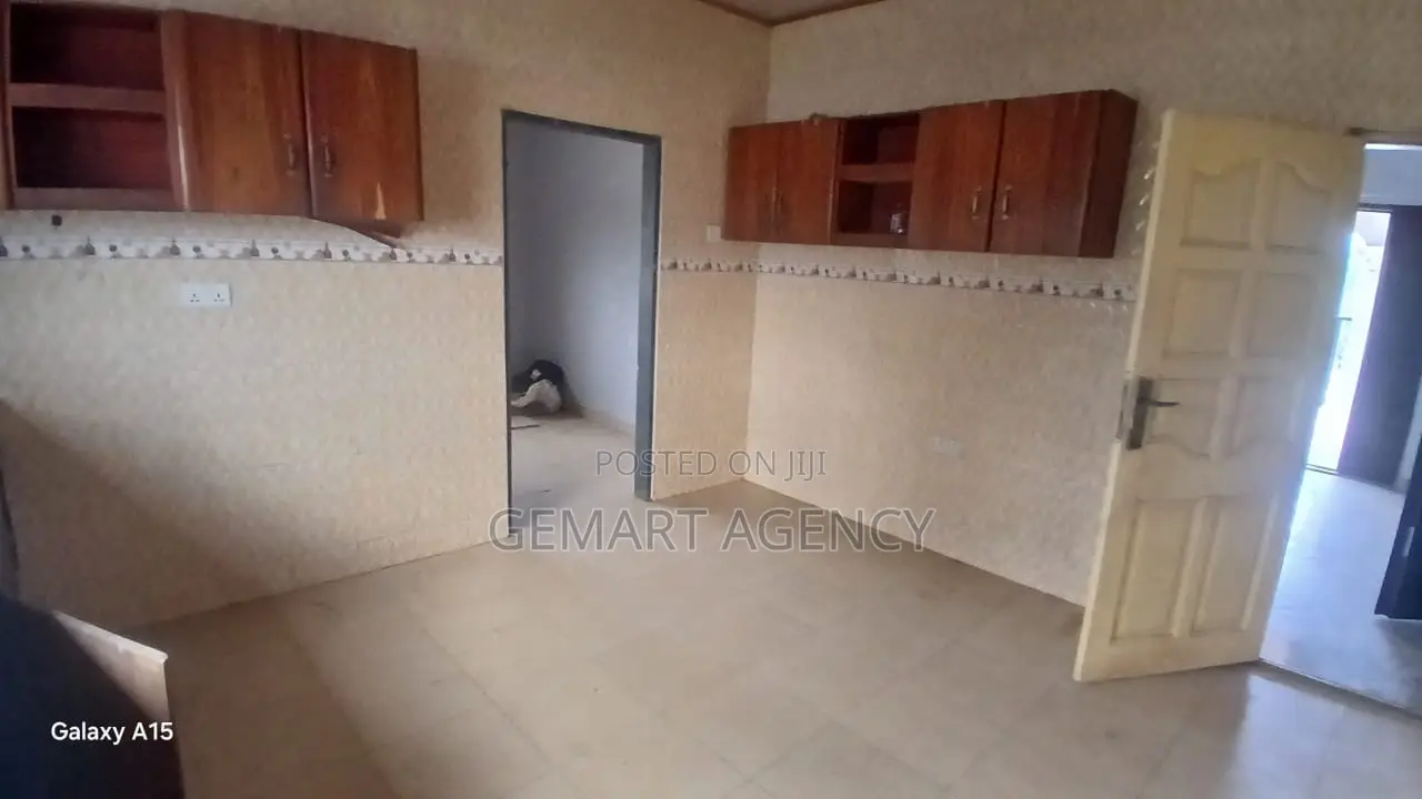 7bdrm House in Oyarifa Ghana Flag for sale