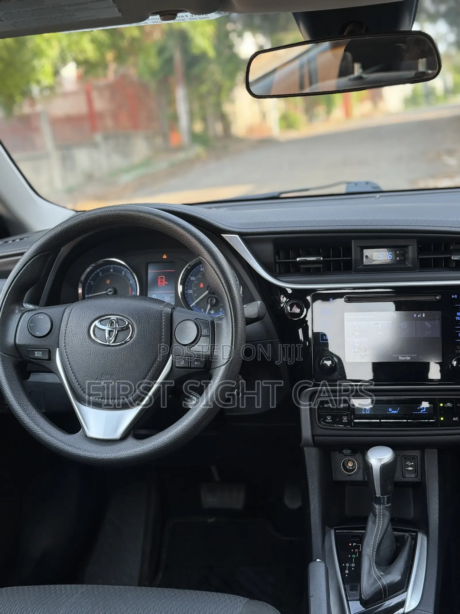Toyota Corolla LE 4dr Sedan (1.8L 4cyl CVT) 2017 White