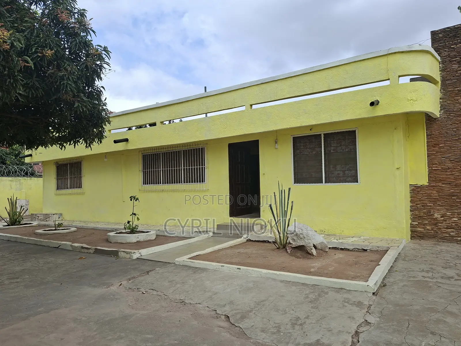 6bdrm Bungalow in UPSA Area for sale