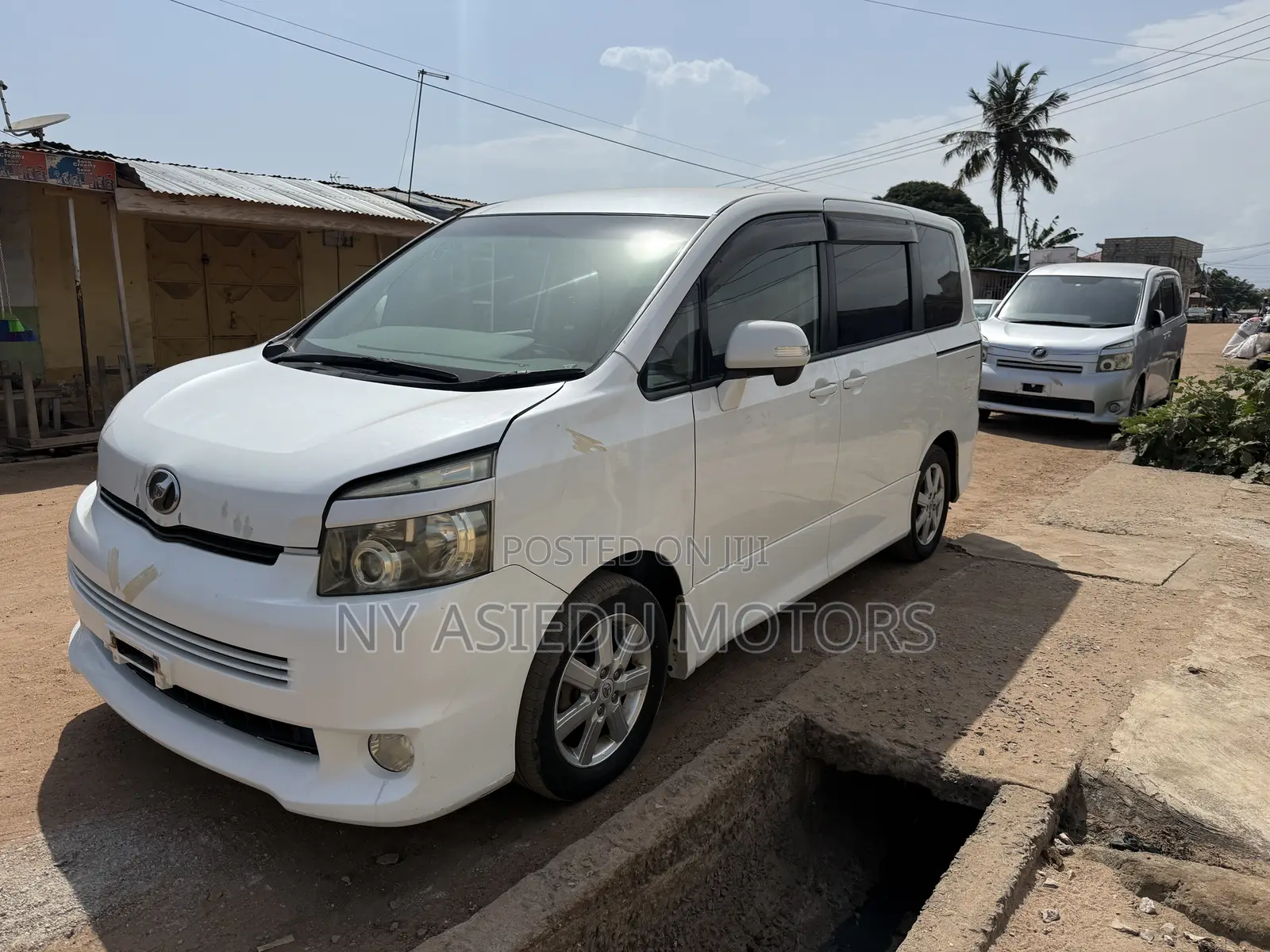 Toyota Voxy V 2WD 8-Seater 2010 White
