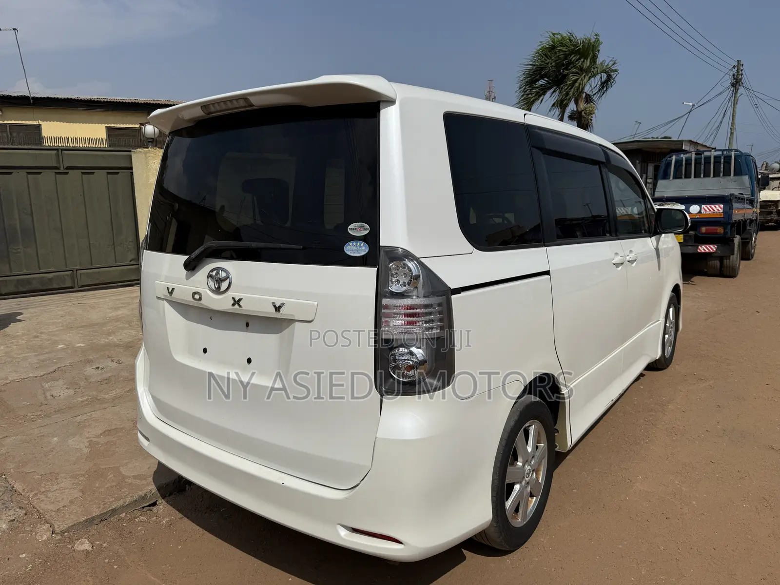 Toyota Voxy V 2WD 8-Seater 2010 White