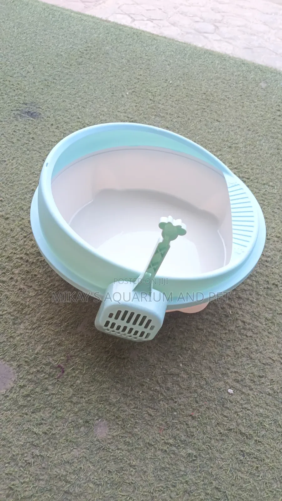 Round SunSun Litter Box With a Scoop