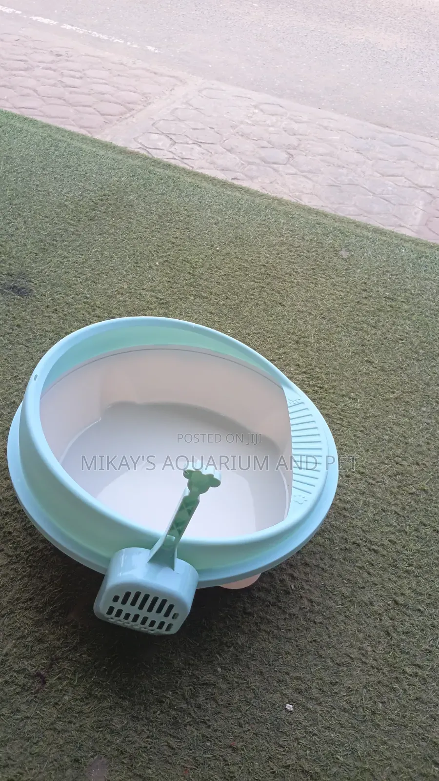 Round SunSun Litter Box With a Scoop
