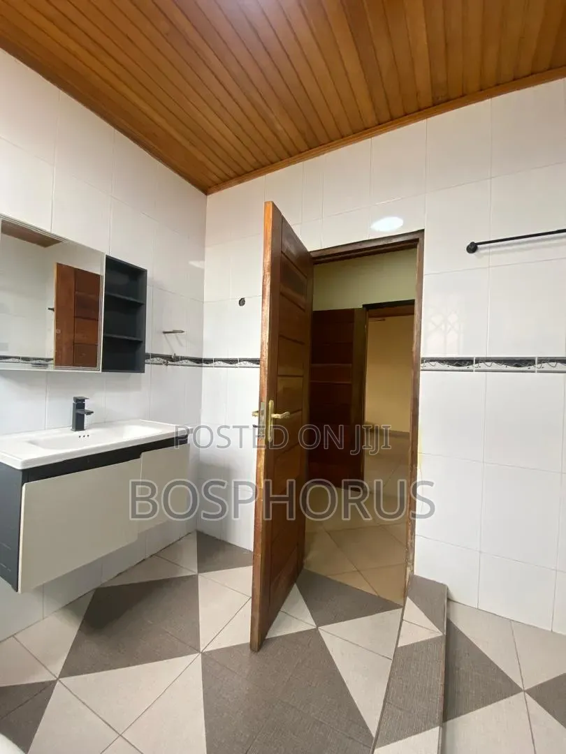 2bdrm Apartment in Lapaz, Nyanmekye for rent