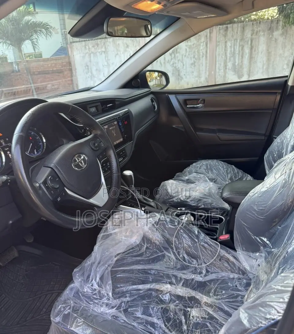Toyota Corolla SE (1.8L 4cyl 6M) 2018 White