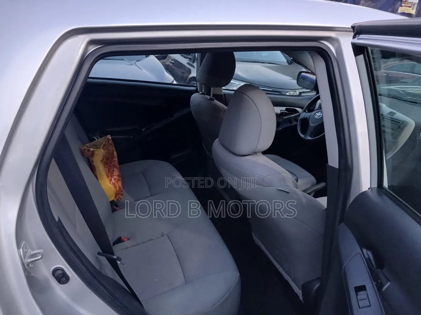 Toyota Matrix Hatchback FWD (1.8L 4cyl 5M) 2010 Silver