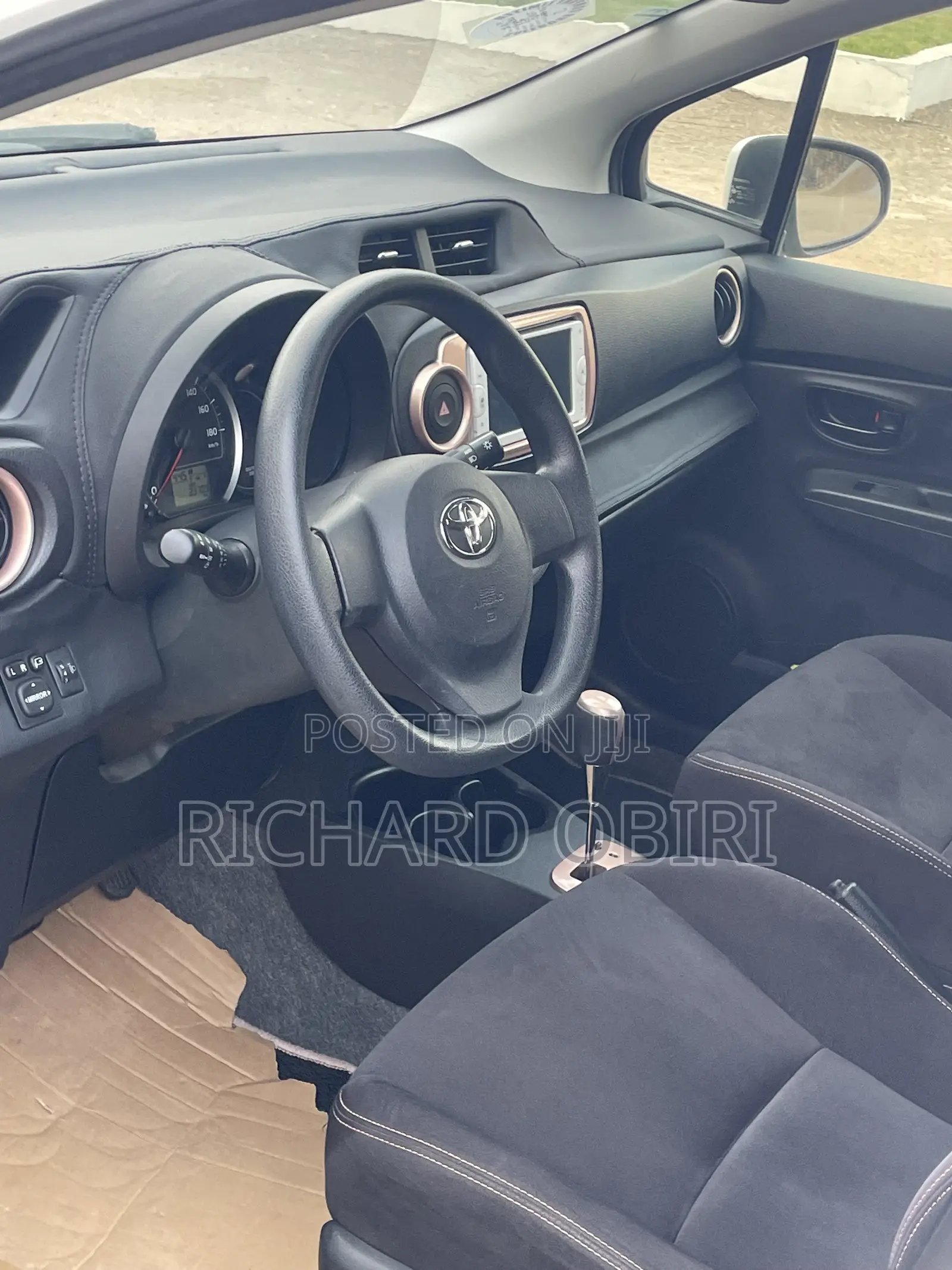 Toyota Vitz 1.3 FWD 5dr 2013 Black