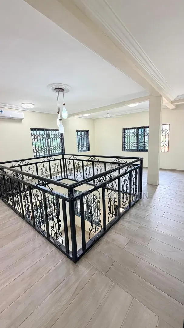 3bdrm Duplex in School Junction for rent