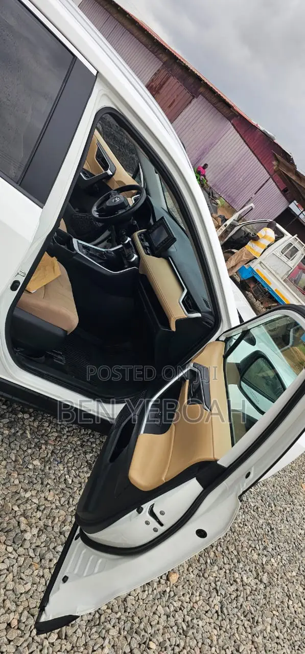 Toyota RAV4 XLE AWD 2019 White