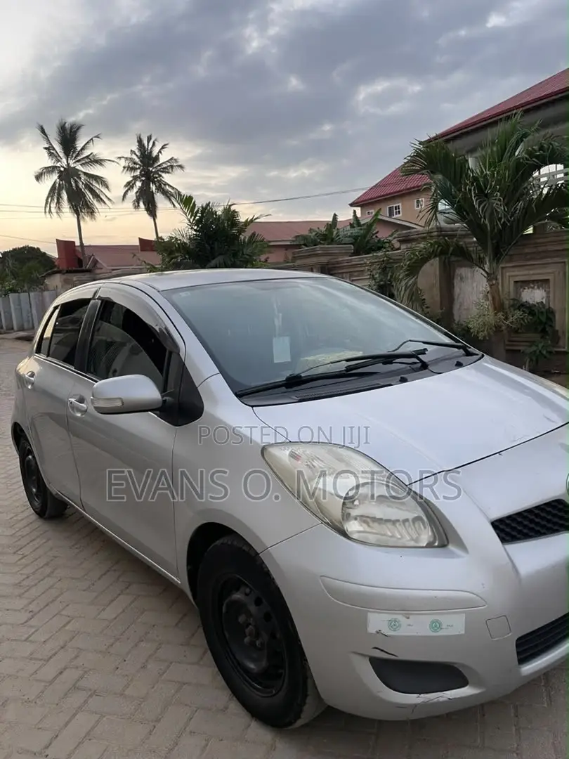 Toyota Vitz 2010 Silver