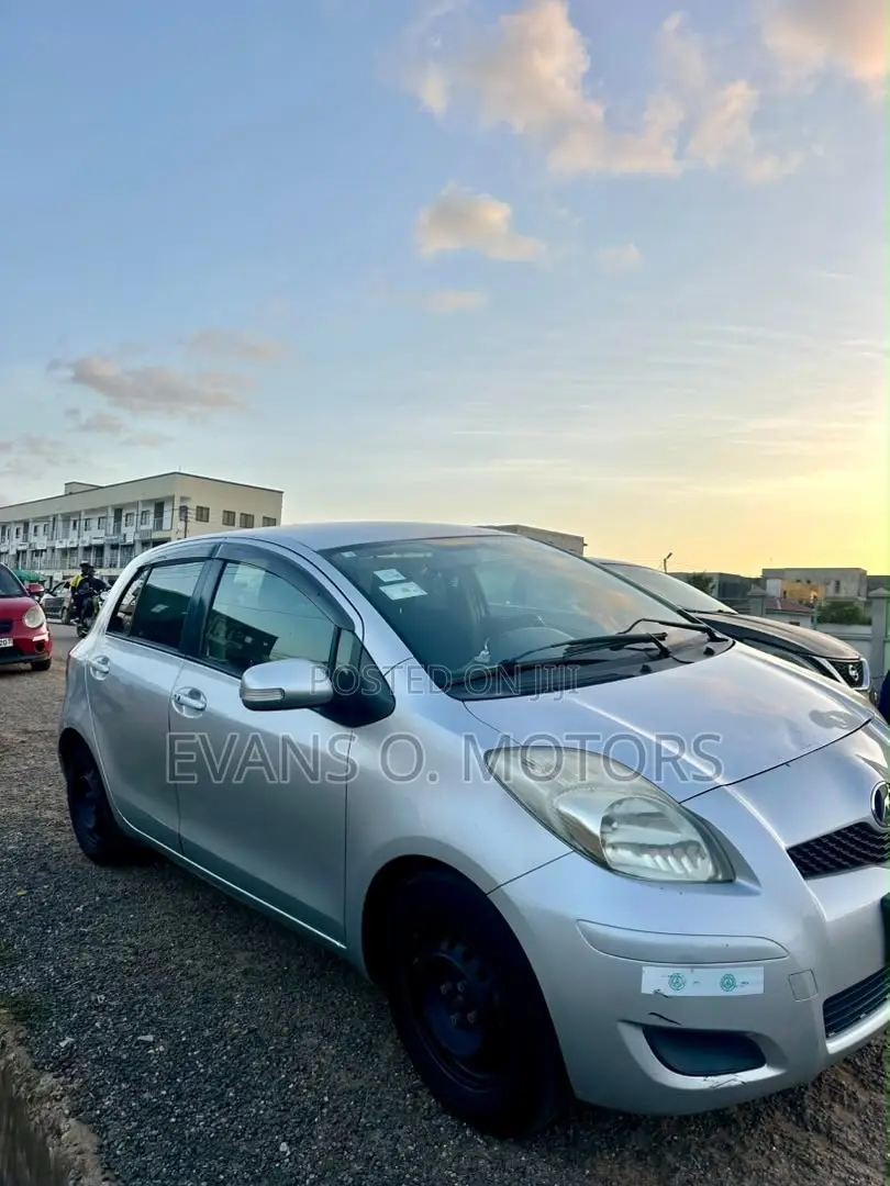 Toyota Vitz 2010 Silver