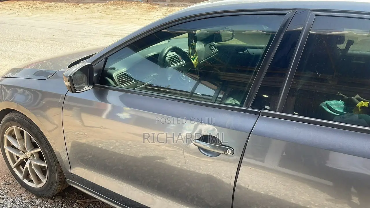 Volkswagen Jetta 4dr Sedan (2.0L 4cyl 5M) 2014 Gray
