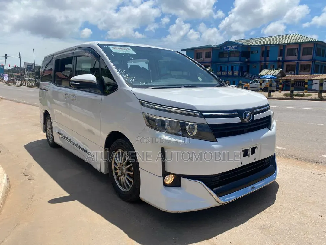 Toyota Voxy V 4WD 8-Seater 2015 White