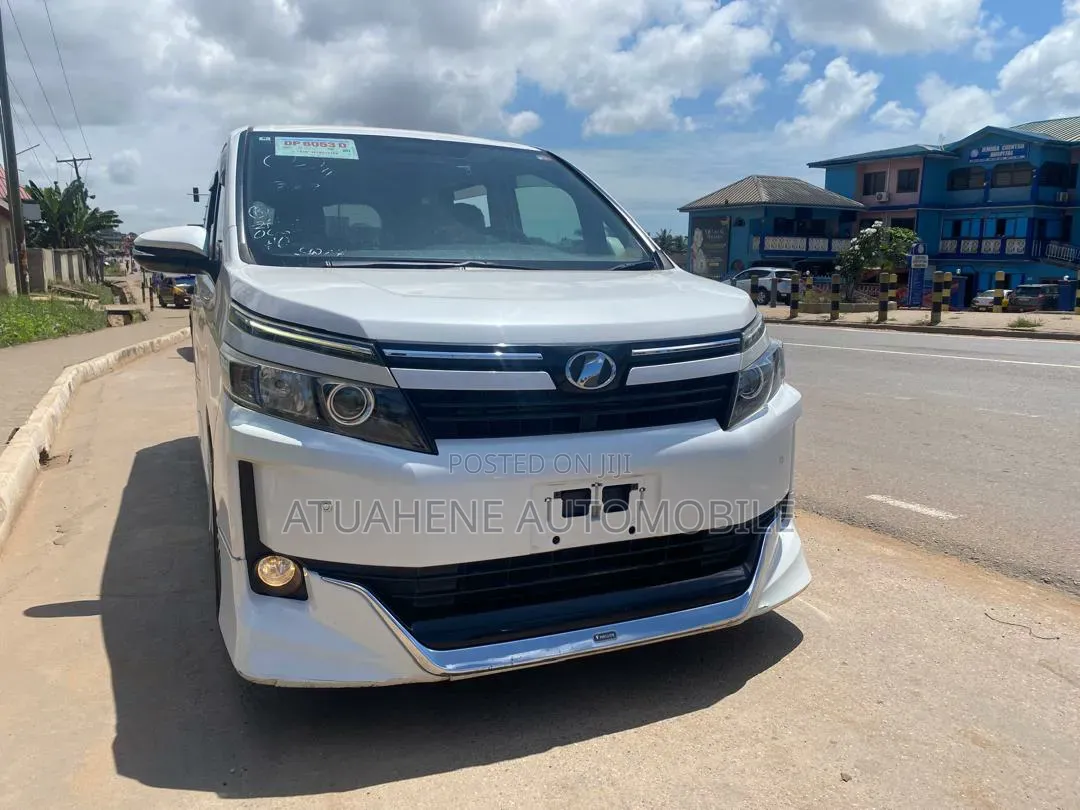 Toyota Voxy V 4WD 8-Seater 2015 White