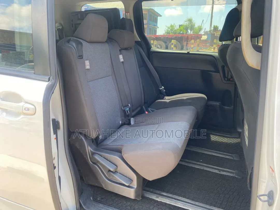 Toyota Voxy V 4WD 8-Seater 2015 White