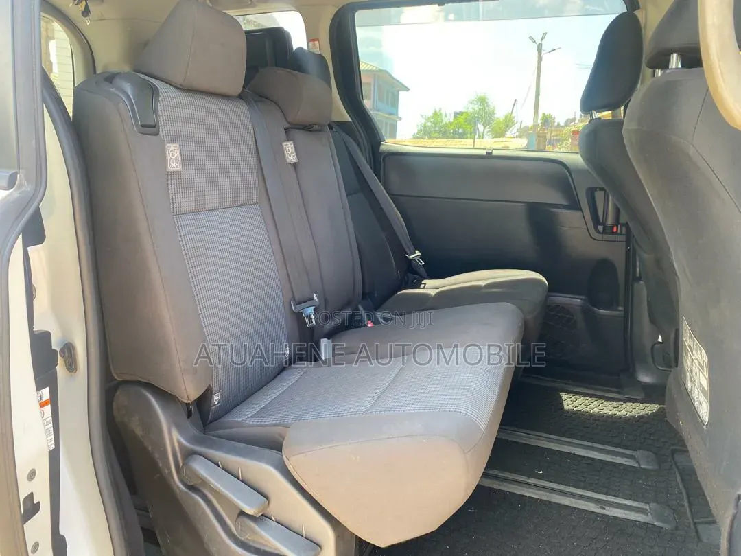Toyota Voxy V 4WD 8-Seater 2015 White