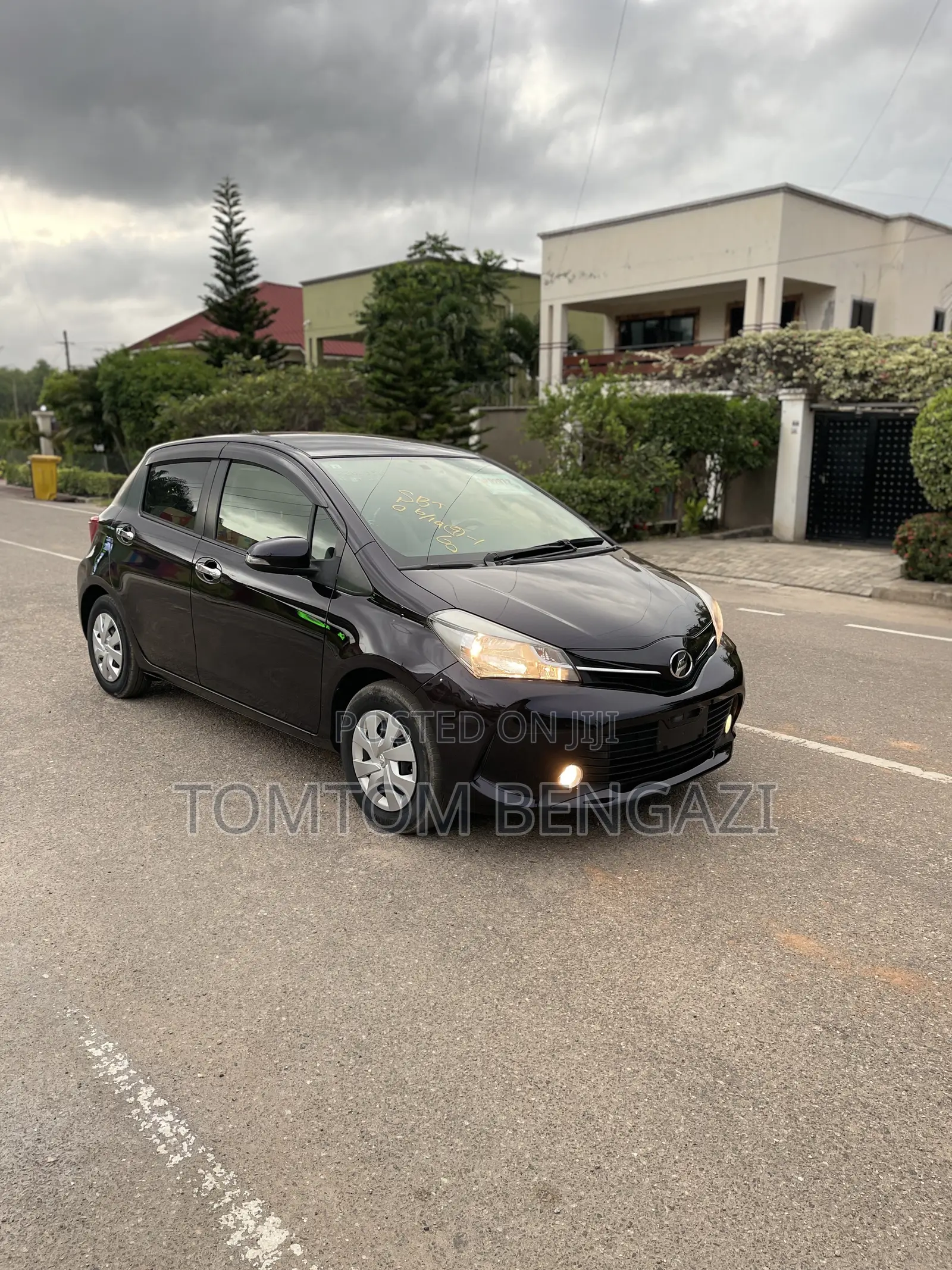 Toyota Vitz 1.3 FWD 5dr 2015 Burgundy