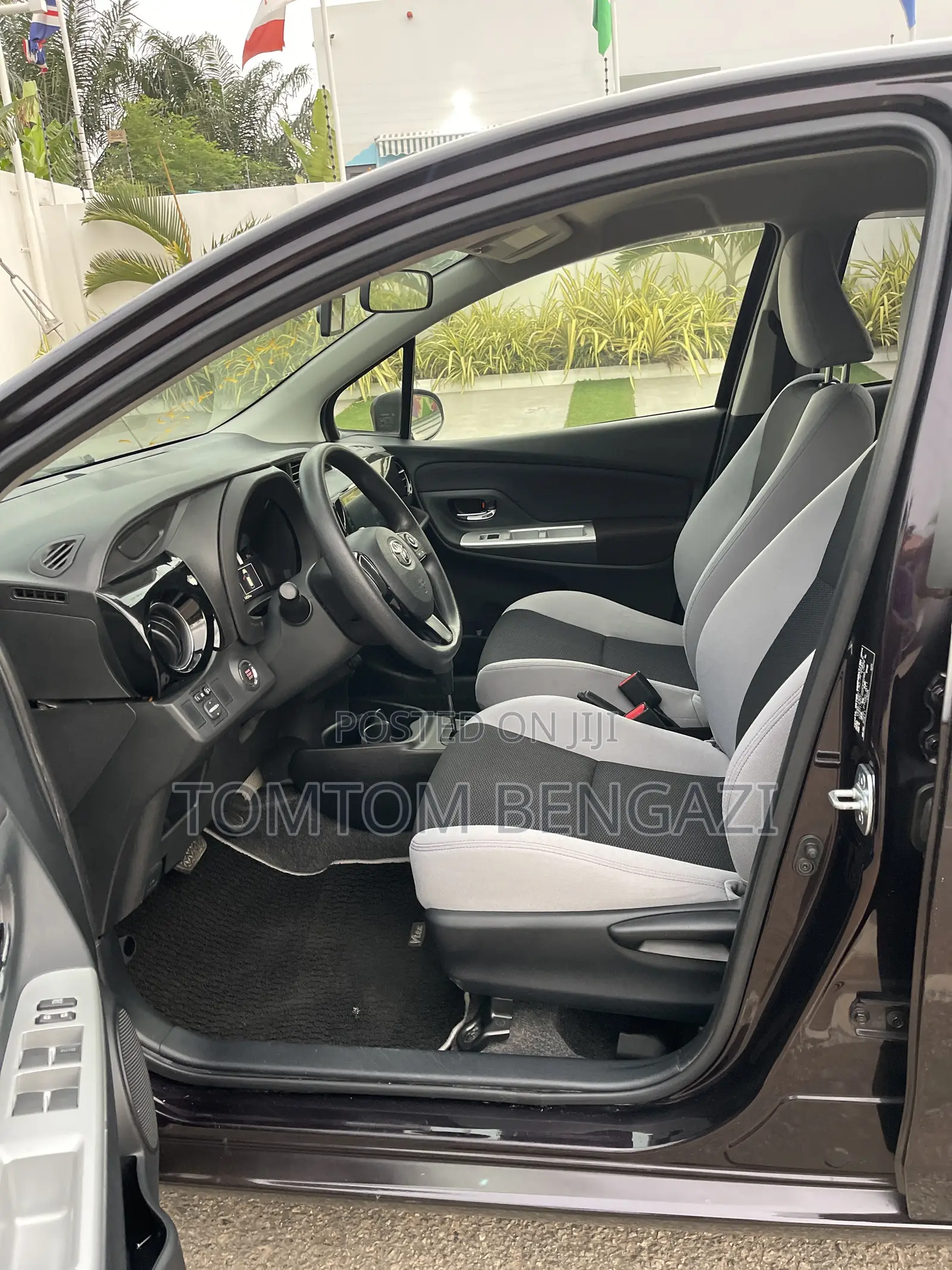 Toyota Vitz 1.3 FWD 5dr 2015 Burgundy