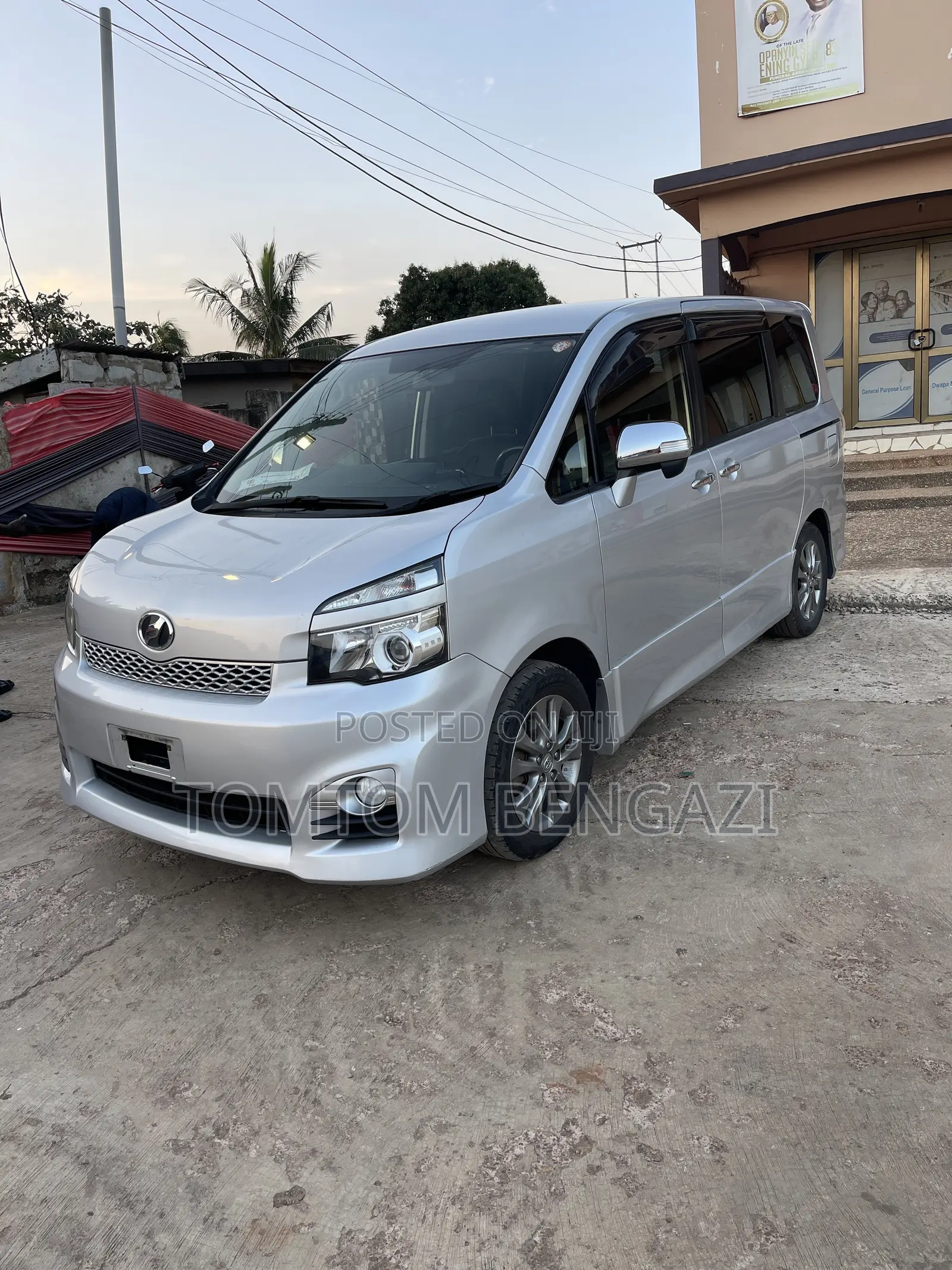 Toyota Voxy V 2WD 8-Seater 2011 Silver