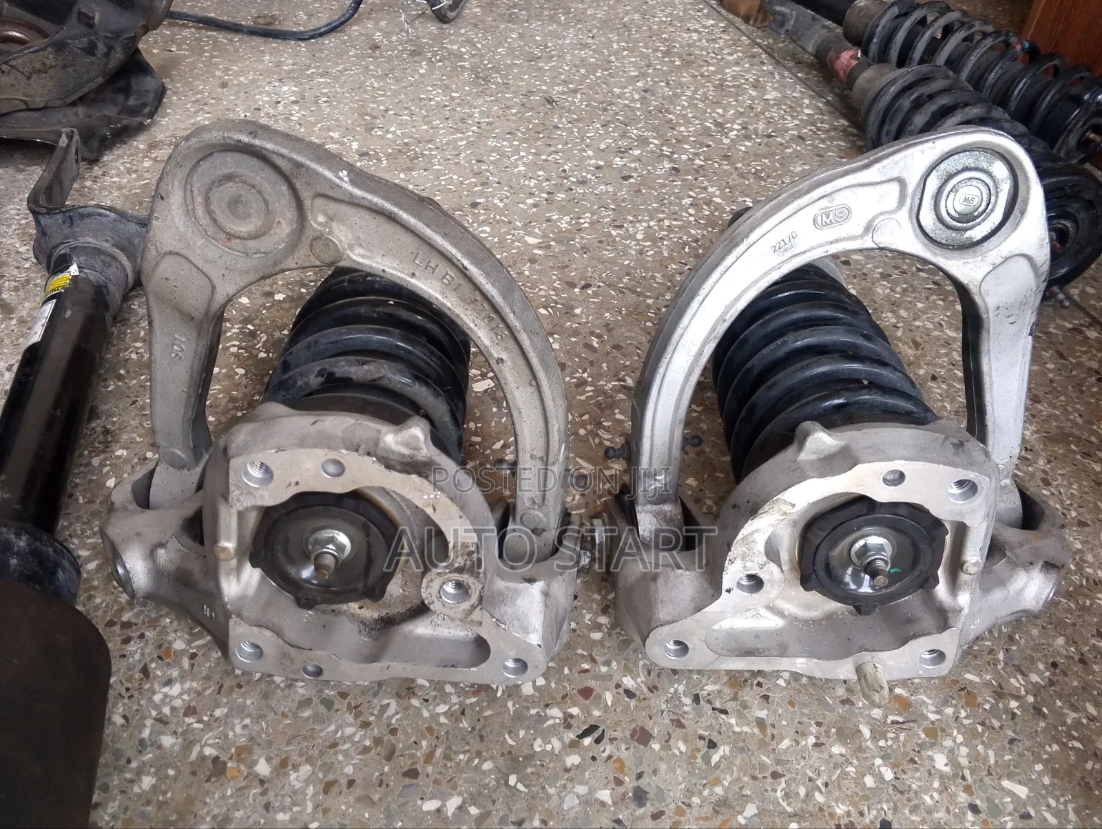 Cadillac STS/SRX 2004-2011 Shocks+upper Arm