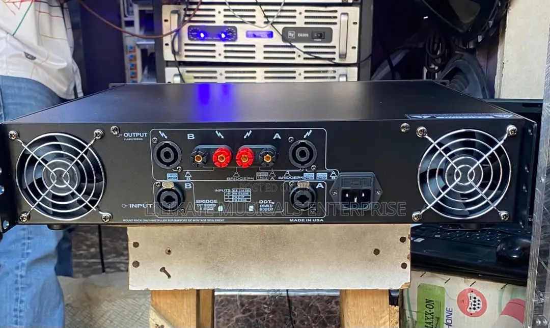 PEAVEY CS2000 Mid Amplifier