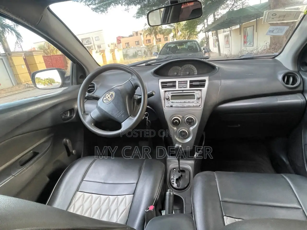 Toyota Yaris Base Sedan 4dr 2010 Gray