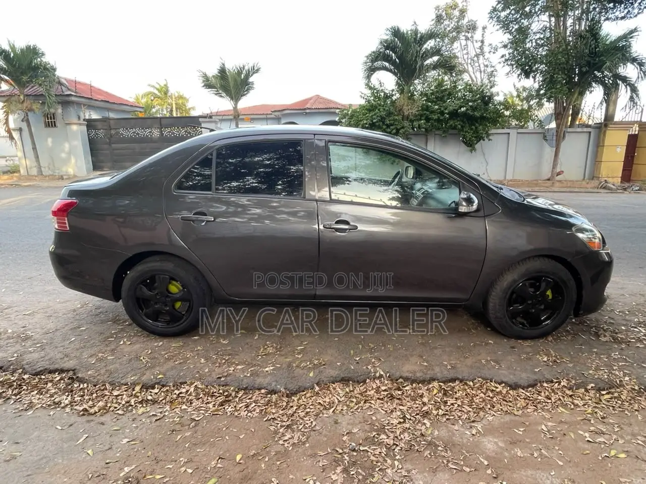Toyota Yaris Base Sedan 4dr 2010 Gray