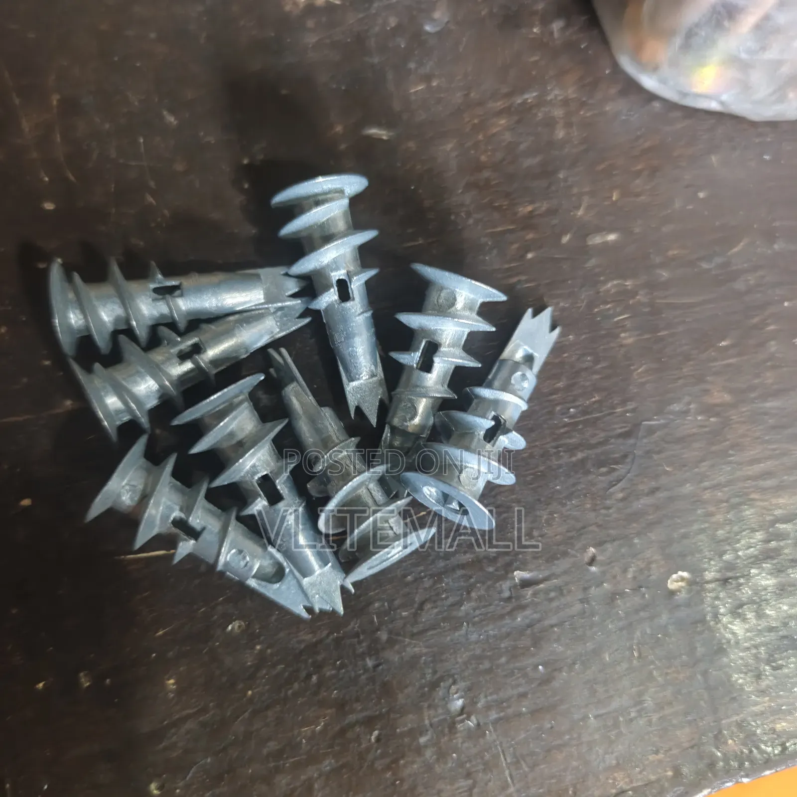Shows Zinc Alloy Self-Drilling Drywall Anchors 10pcs