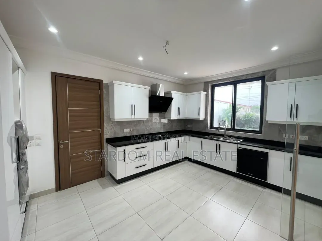 4bdrm Duplex in East Legon, American House for rent